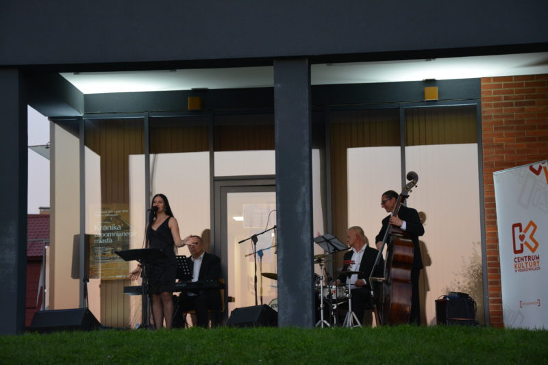 Muzycy grający koncert przed Wiatrakiem - kliknięcie spowoduje wyświetlenie powiększonego zdjęcia