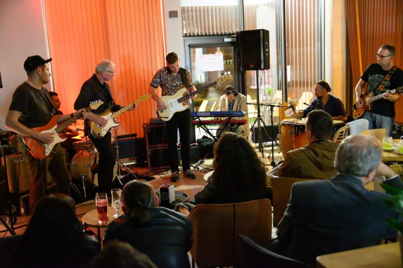 Muzycy i widownia podczas Jam session w Wiatraku Polkowickim - kliknięcie spowoduje wyświetlenie powiększonego zdjęcia