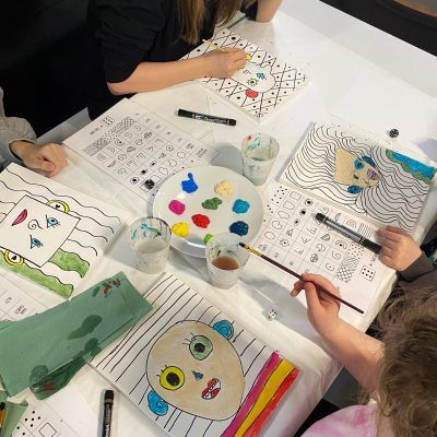 Dzieci podczas warsztatów plastycznych malujące obrazy inspirowane sztuką Pablo Picasso