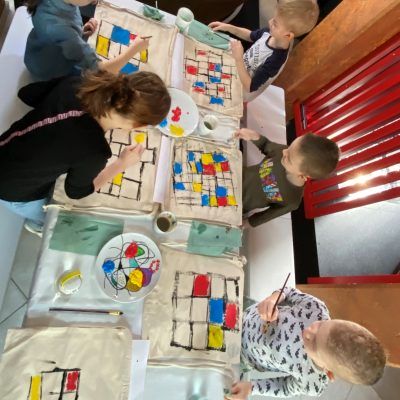 Dzieci podczas warsztatów ozdabiania toreb inspirowanych twórczością Pieta Mondriana