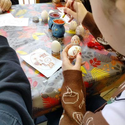 Dzieci ozdabiające jajka metodą batikową