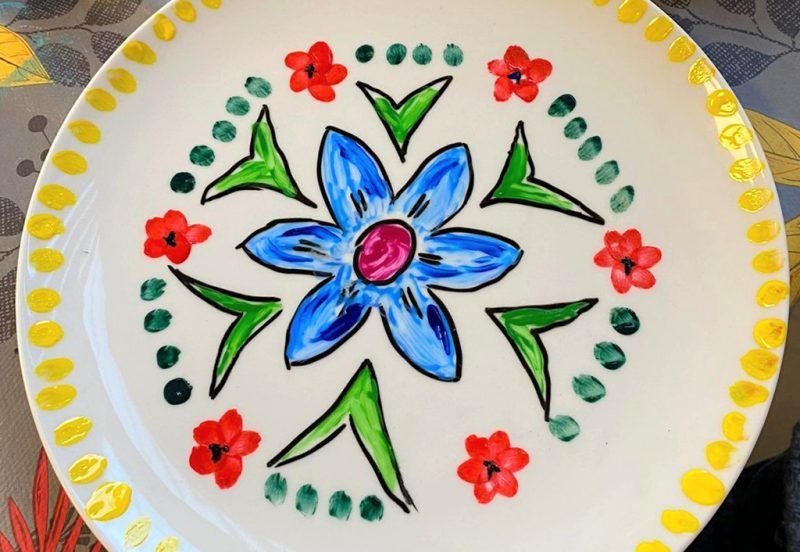 Talerz ceramiczny z motywem kwiatowym